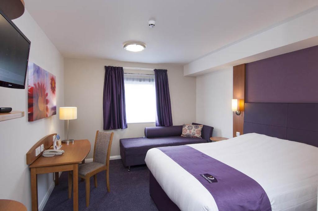 Premier Inn Inverness Centre - River Ness Room photo