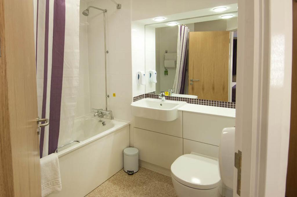 Premier Inn Inverness Centre - River Ness Room photo