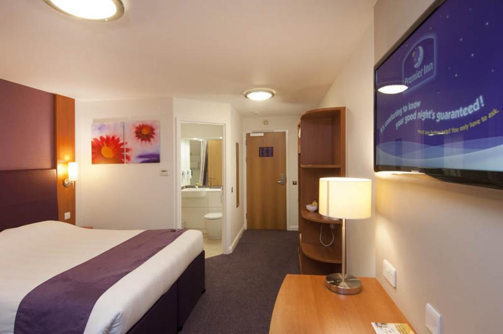 Premier Inn Inverness Centre - River Ness Exterior photo